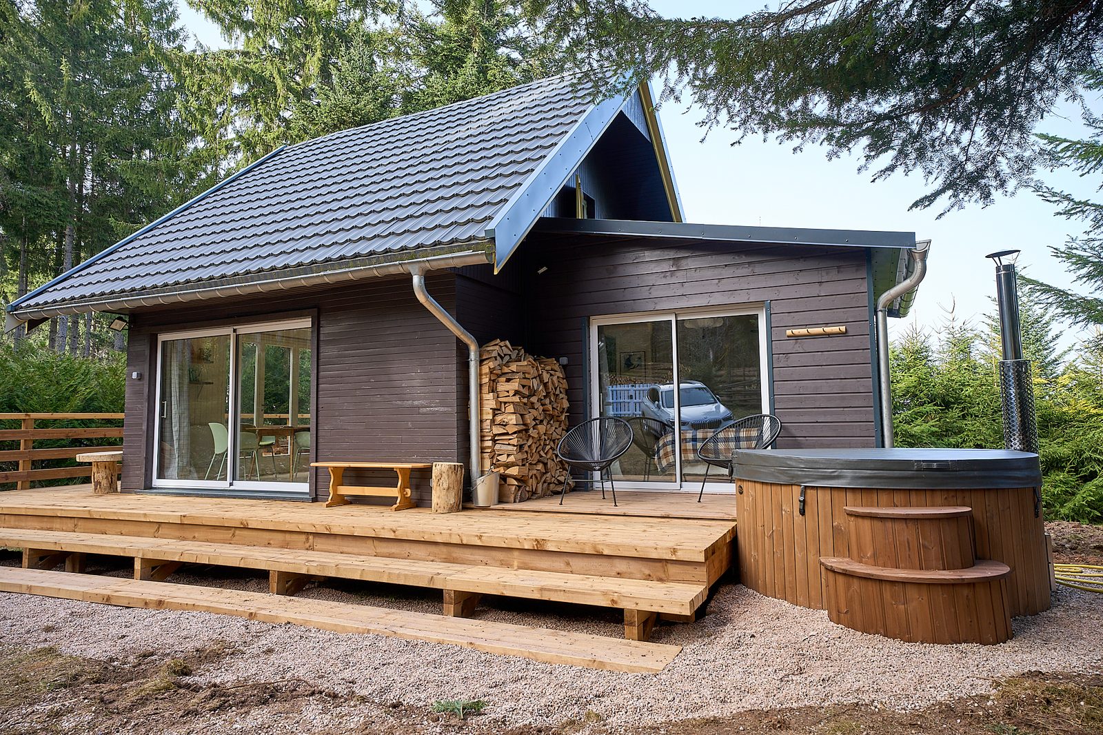 Achtergevel met hottub en houtopslag