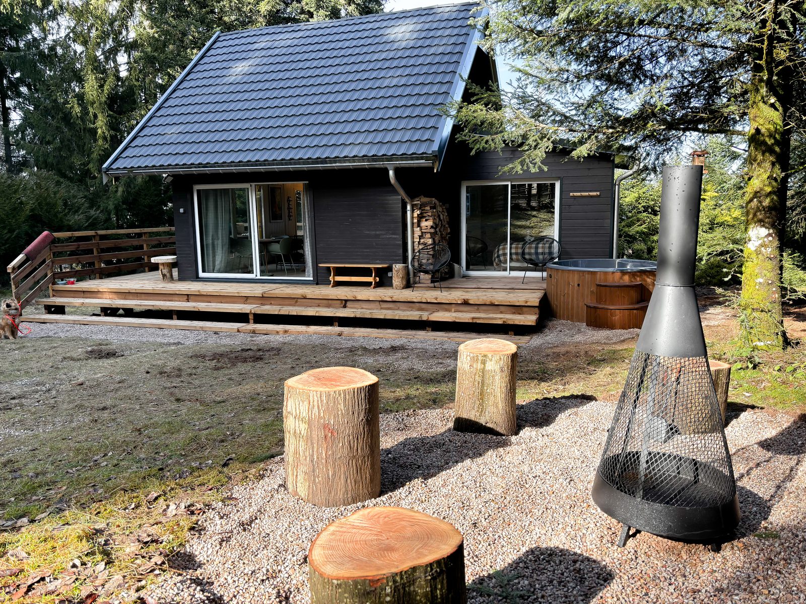 Vuurplaats met houtblokken