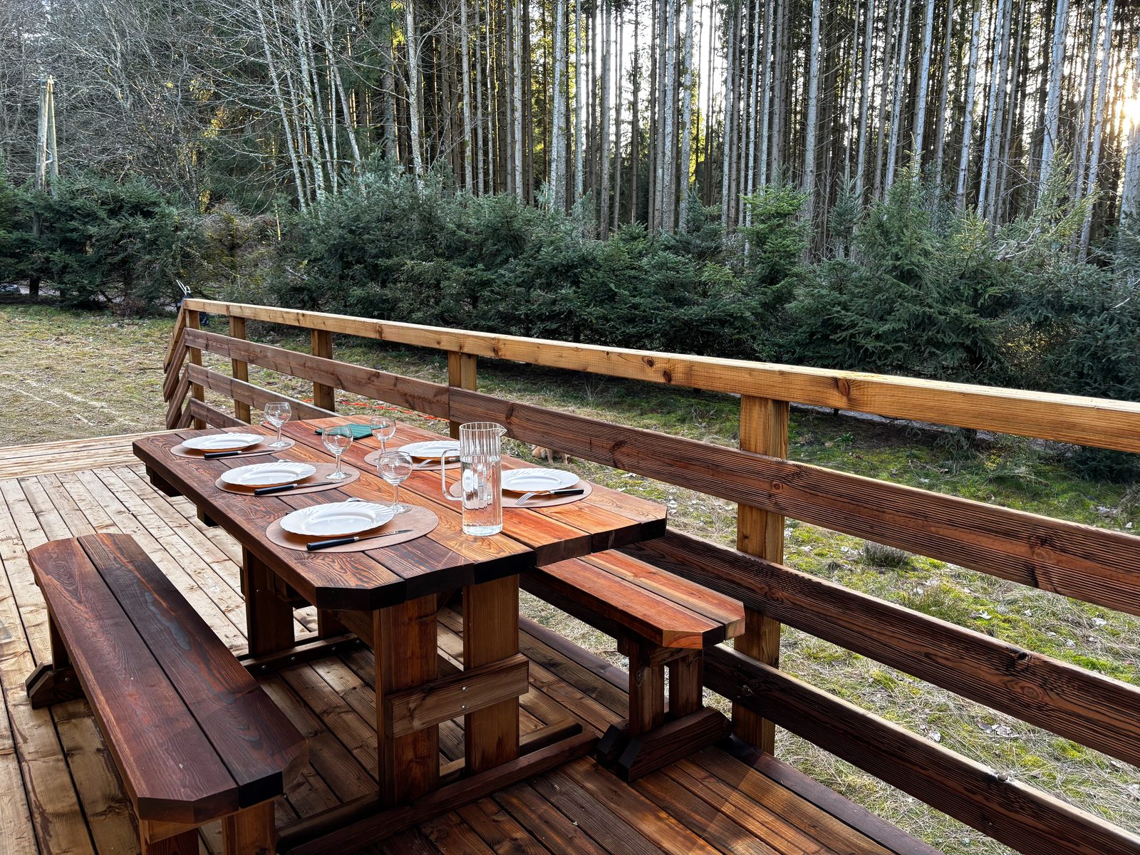 Abendessen auf der Terrasse bei Sonnenuntergang