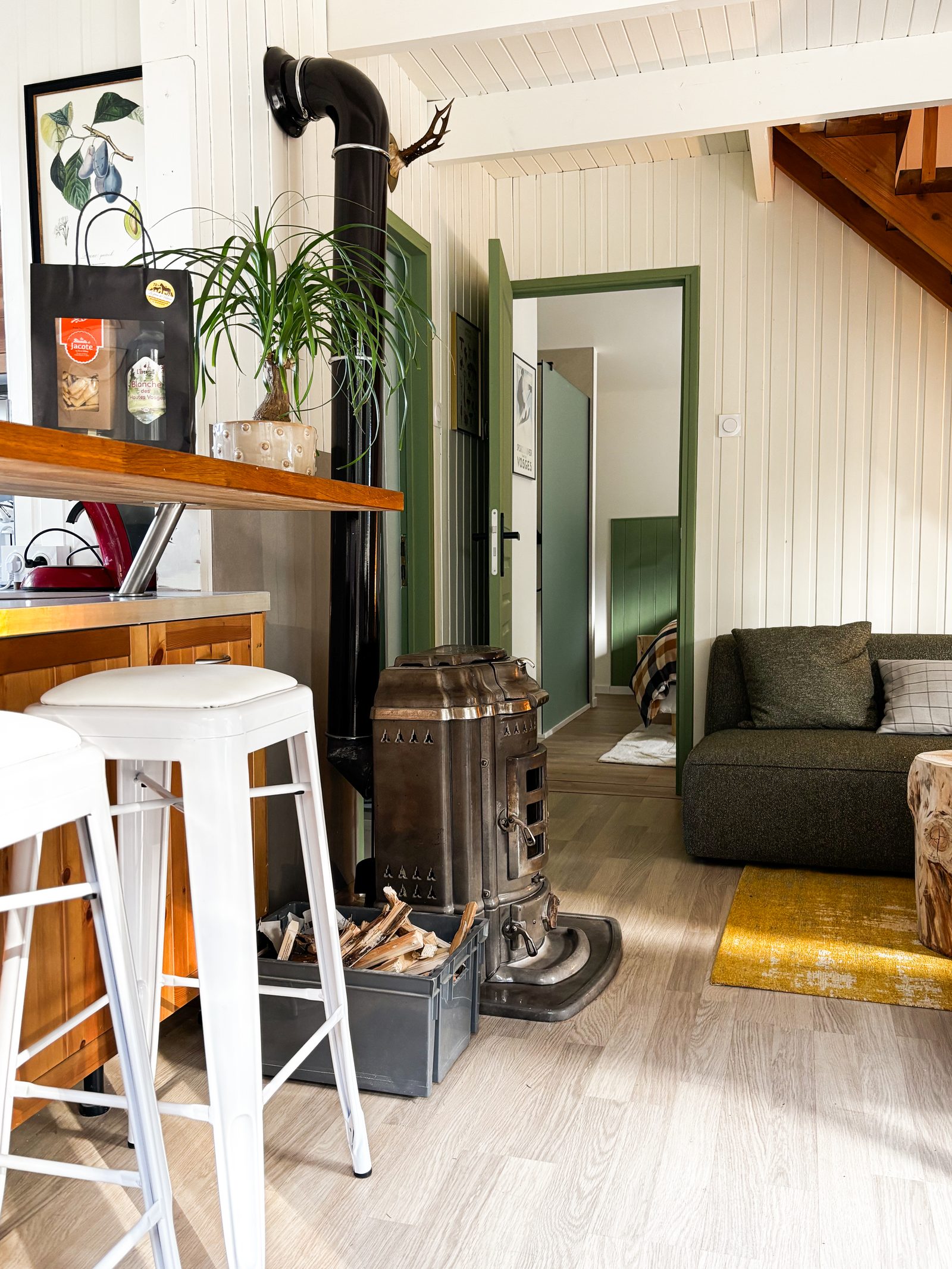 Vintage-Houtkachel en gemütliches Wohnzimmer