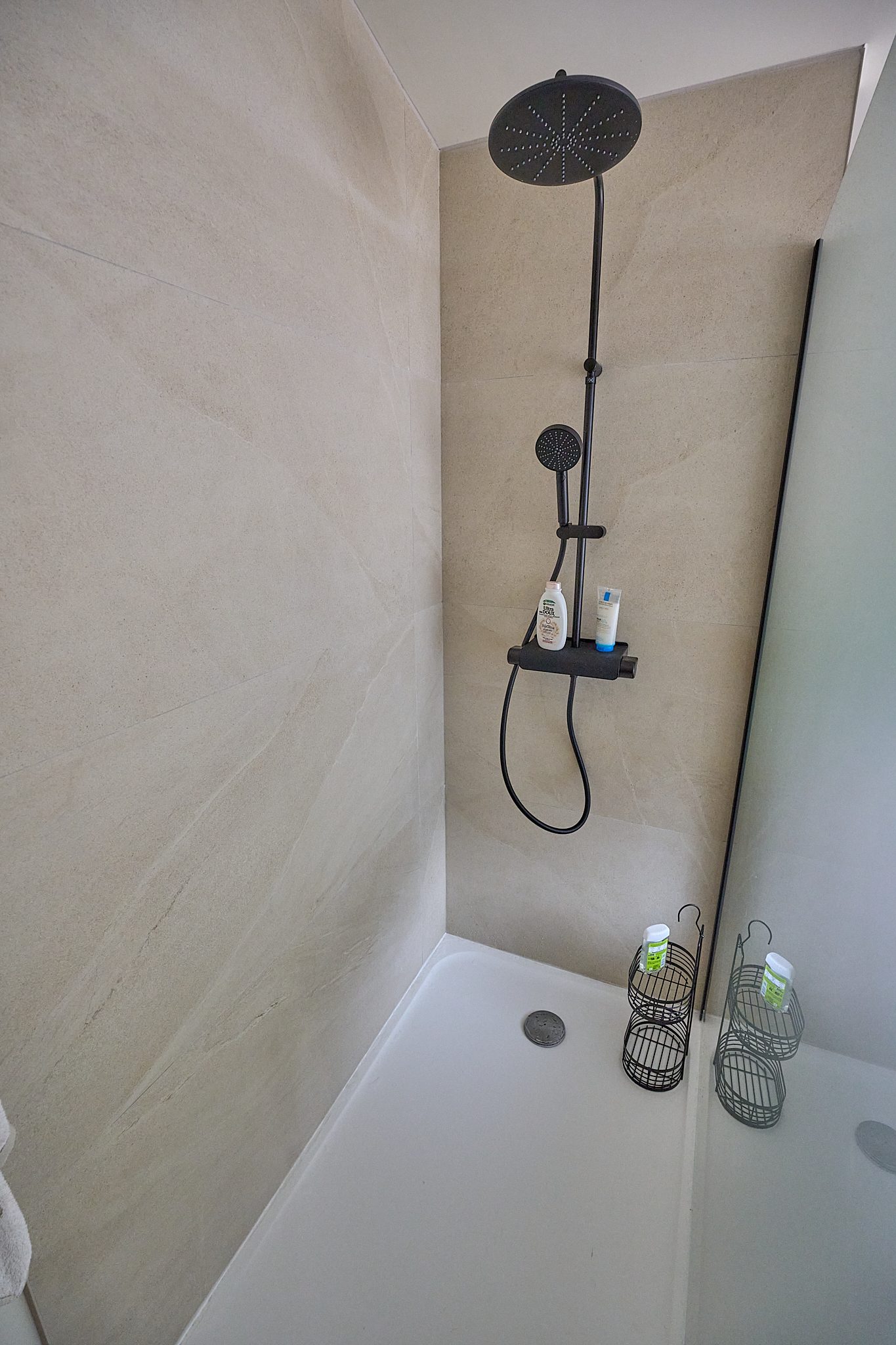 Inloopdouche met zwarte kranen