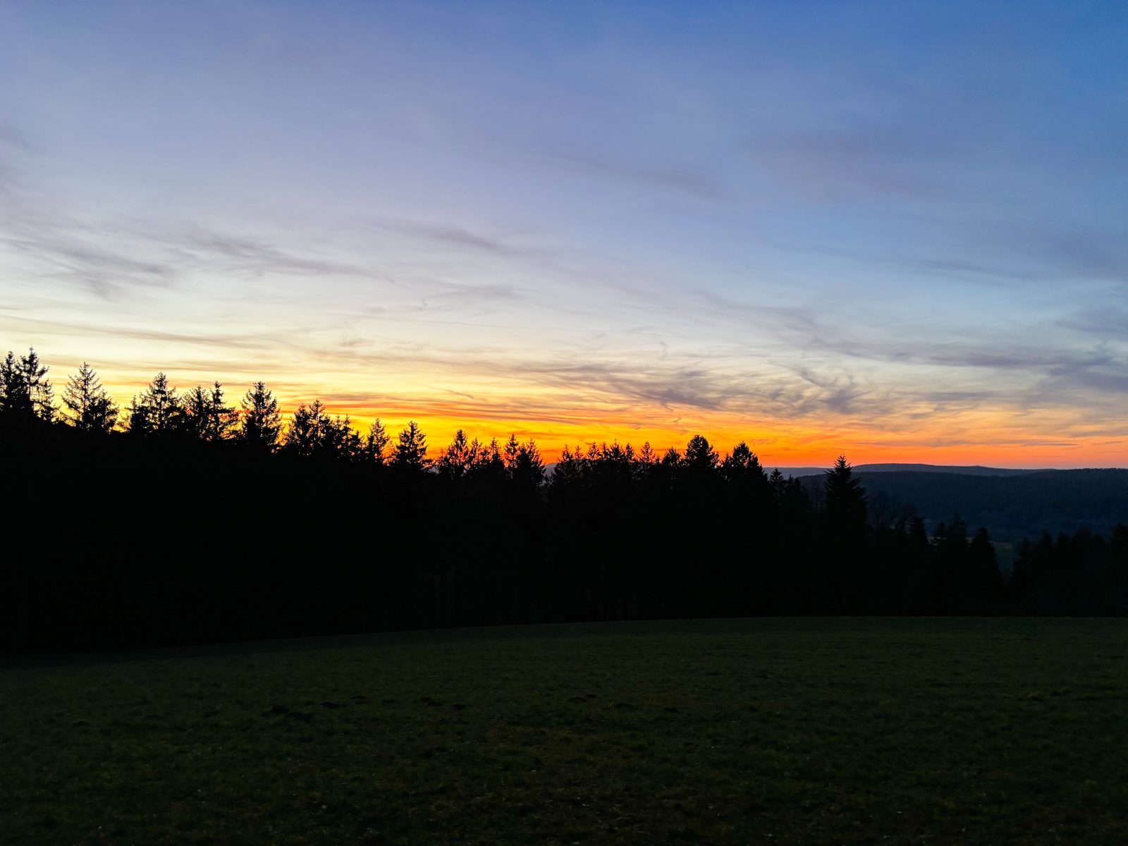 Panorama zonsondergang over de Vogezen